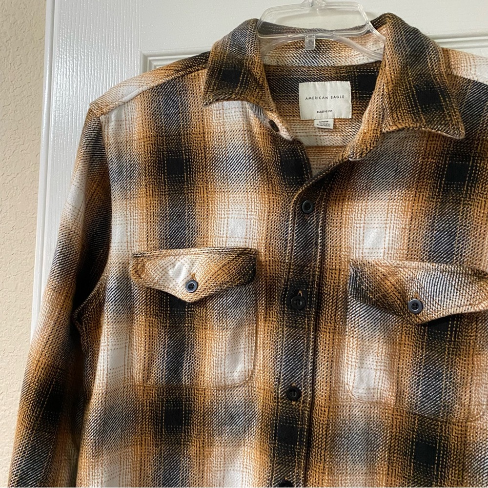 American Eagle Men’s Size Medium Plaid Button-Up Shirt in Gold and Black Fleece - Picture 5 of 11